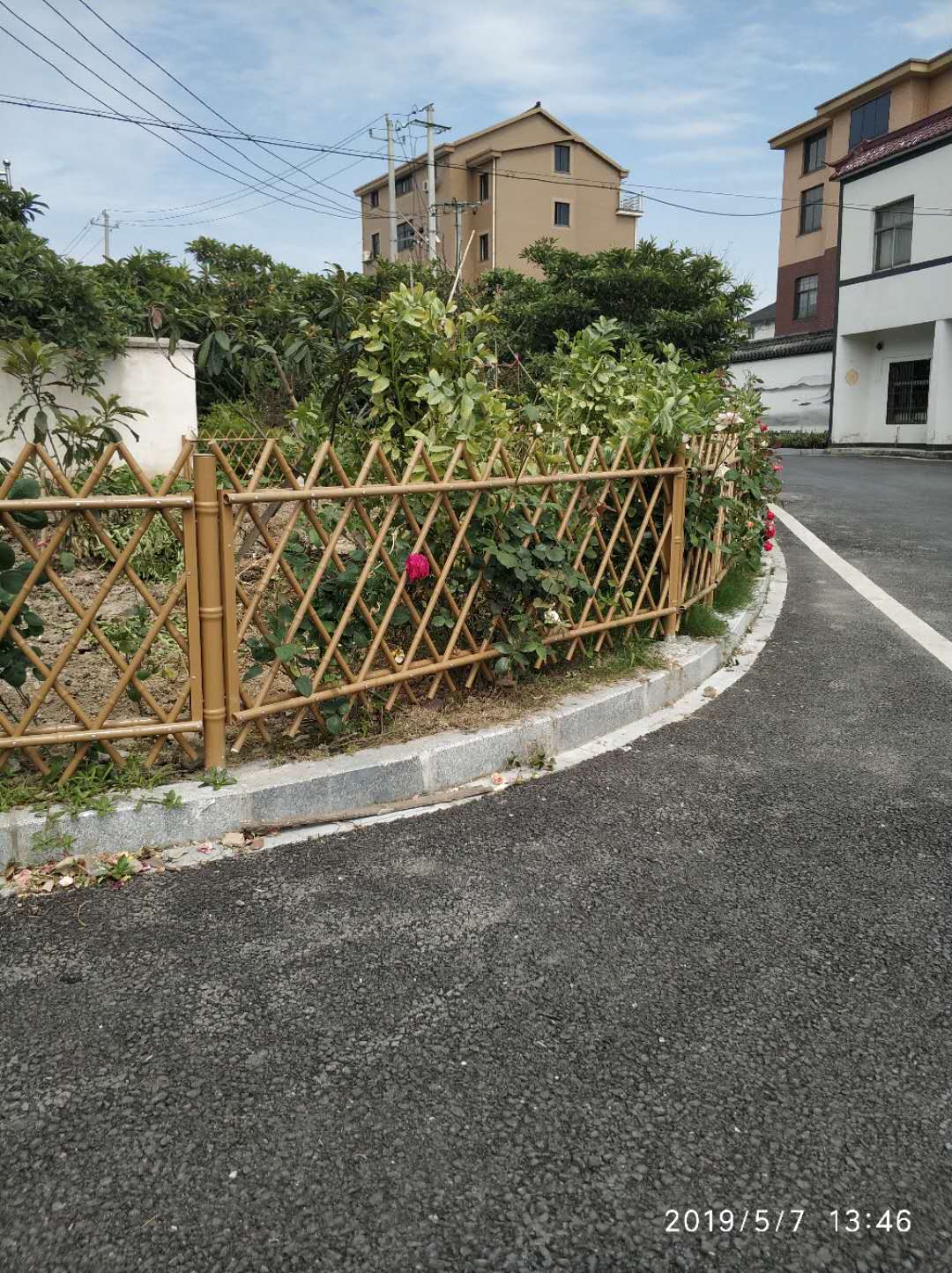 臺州美麗鄉(xiāng)村建設仿竹節(jié)管護欄景區(qū)綠化帶仿竹籬笆綠色草坪護欄