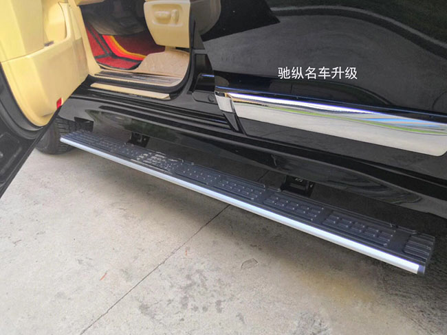 雷克薩斯LX570電動踏板功能多樣化，操作方便安全